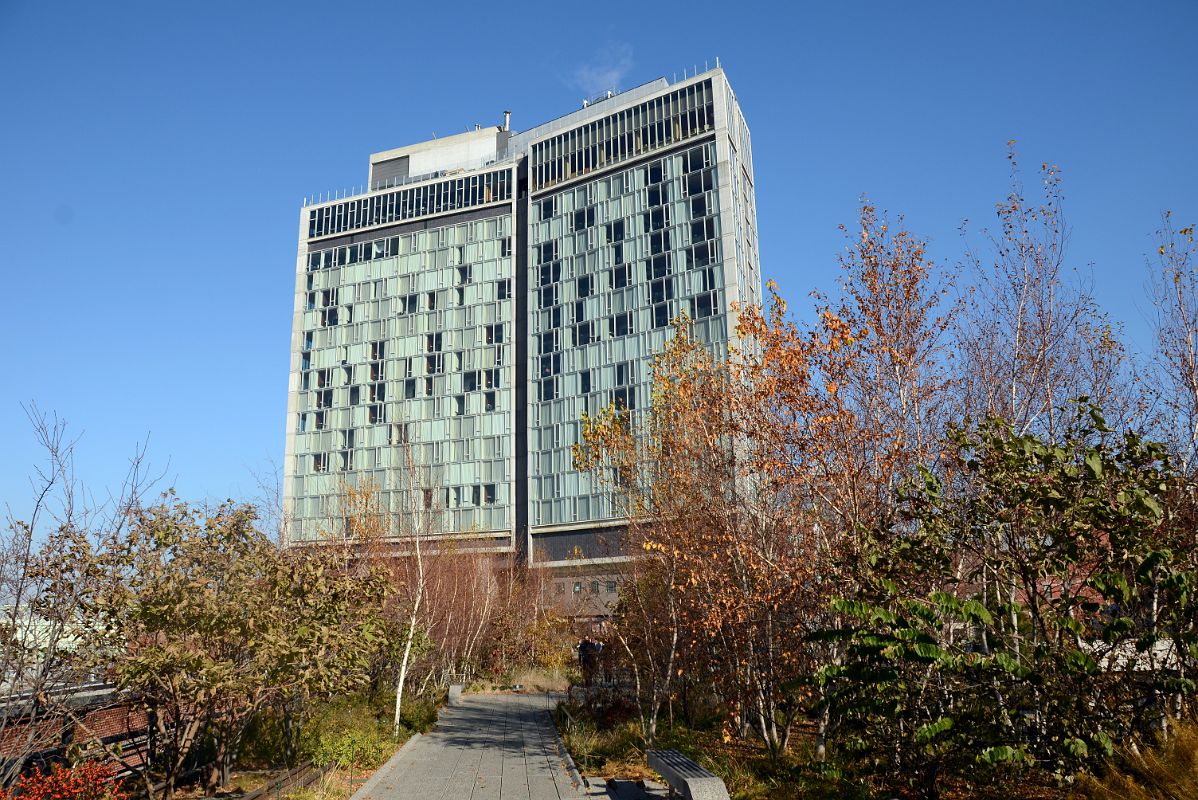 03-2 New York High Line Goes Under The Standard High Line Hotel In November